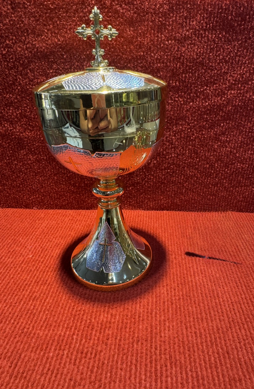 204*. Bình đựng bánh thánh giá (11*24)cm
