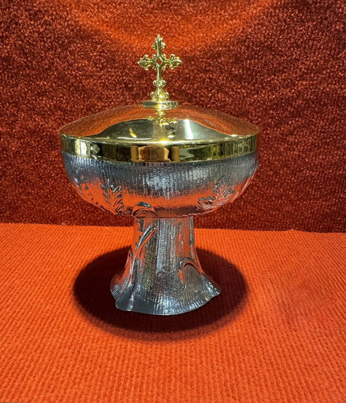601*. Bình đồng tế (ly rượu bên trong) 3 cây nho (15*21)cm